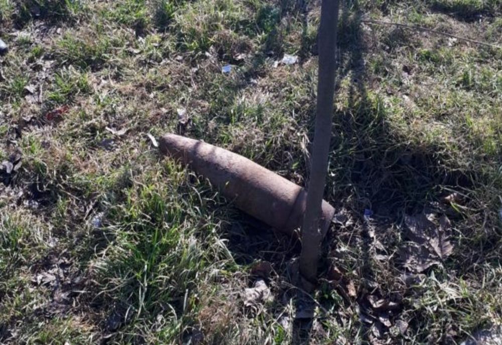 Proiectil din Al Doilea Război Mondial, găsit de un muncitor, pe un şantier