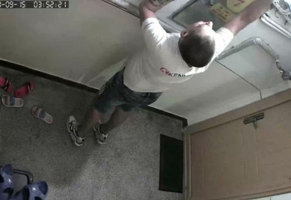 Poliţia din Dâmbovița este pe urmele unui hoţ de becuri, filmat de camerele de supraveghere