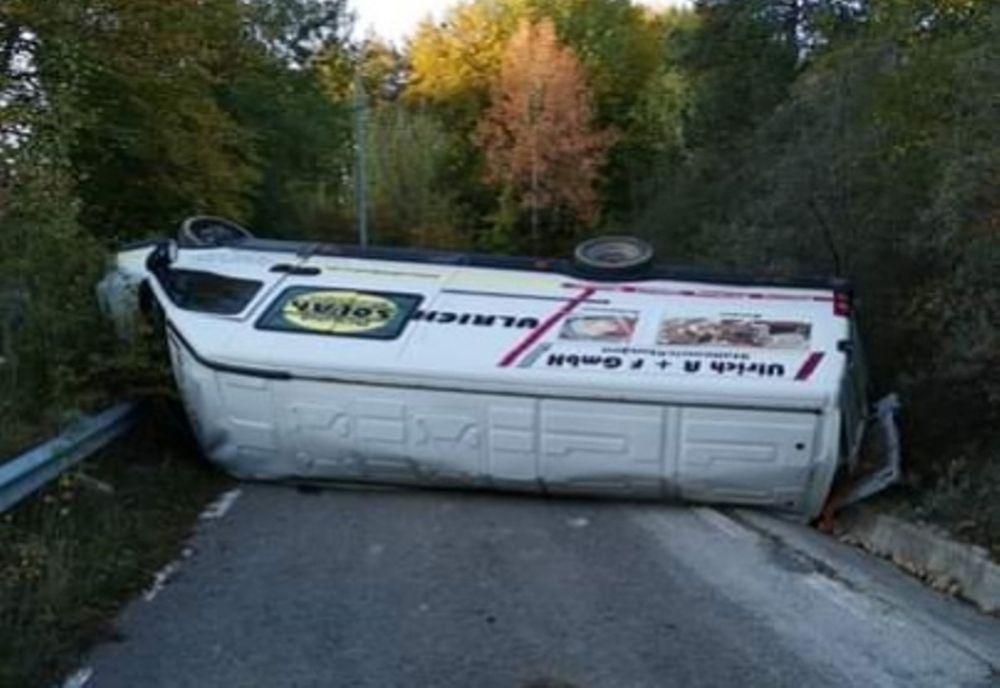 Accident rutier în Dâmbovița. O dubă plină cu cartofi s-a răsturnat pe carosabil