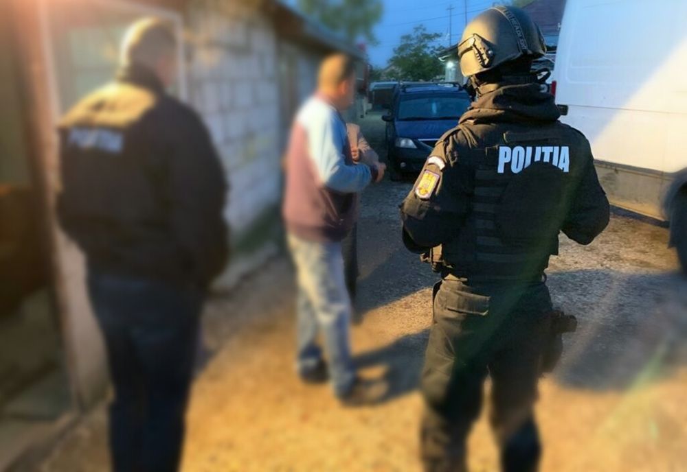 Doi bărbaţi din Dâmboviţa au furat 140 de anvelope de la fabrica Pirelli Slatina