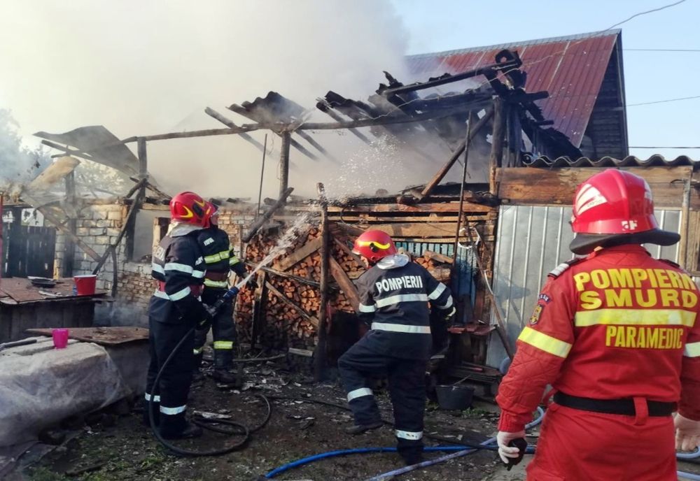 Pompierii din Dâmbovița au salvat din calea flăcărilor două locuințe