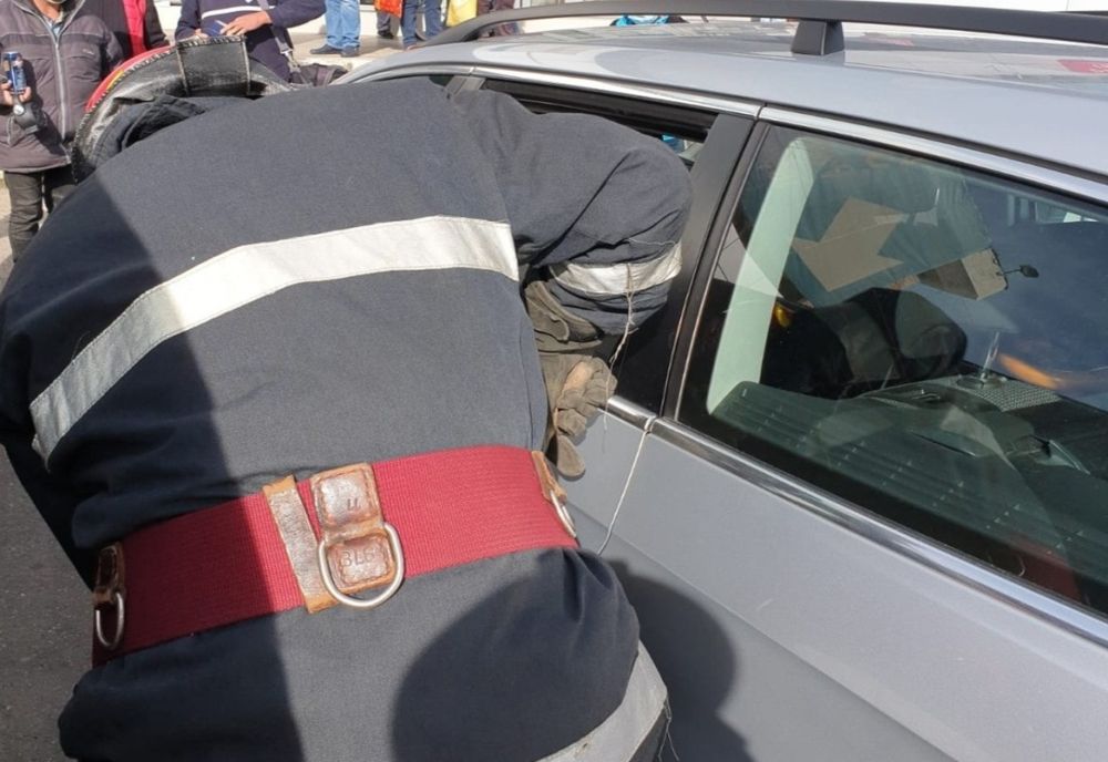 Copil de 4 luni, rămas blocat într-o mașină