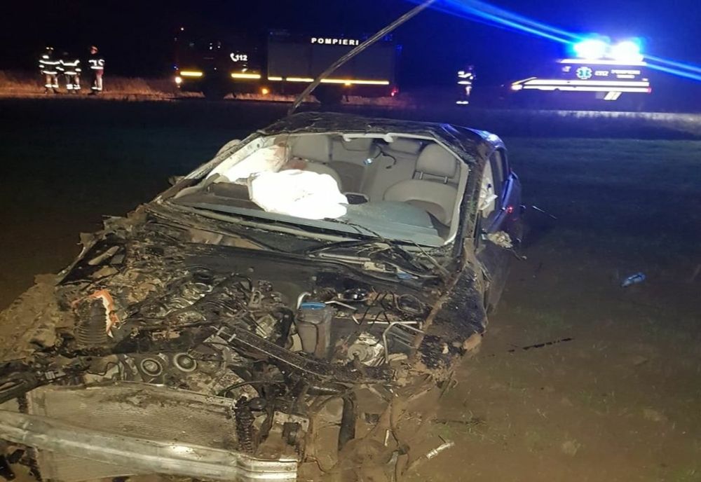 O femeie a fost rănită după ce un autoturism s-a răsturnat, în Dâmbovița