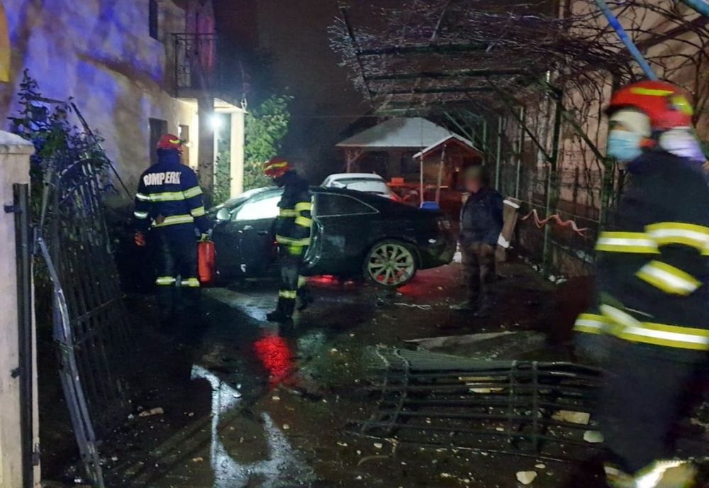 Accident rutier în Dâmbovița. Un autoturism a părăsit carosabilul și a intrat în curtea unei gospodării