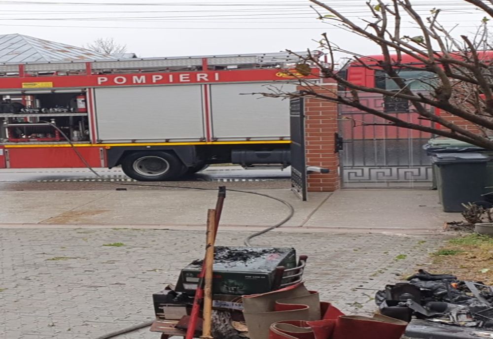 Incendiu la o casă din Găești, din cauza unui scurtcircuit