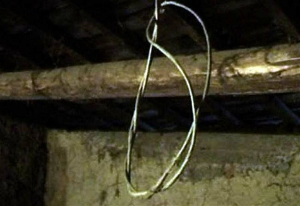 Un bătrân din Dâmbovița a fost găsit spânzurat în propria gospodărie