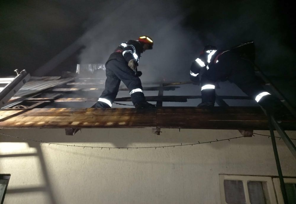 Casă în flăcări la Voinești. Pompierii au intervenit