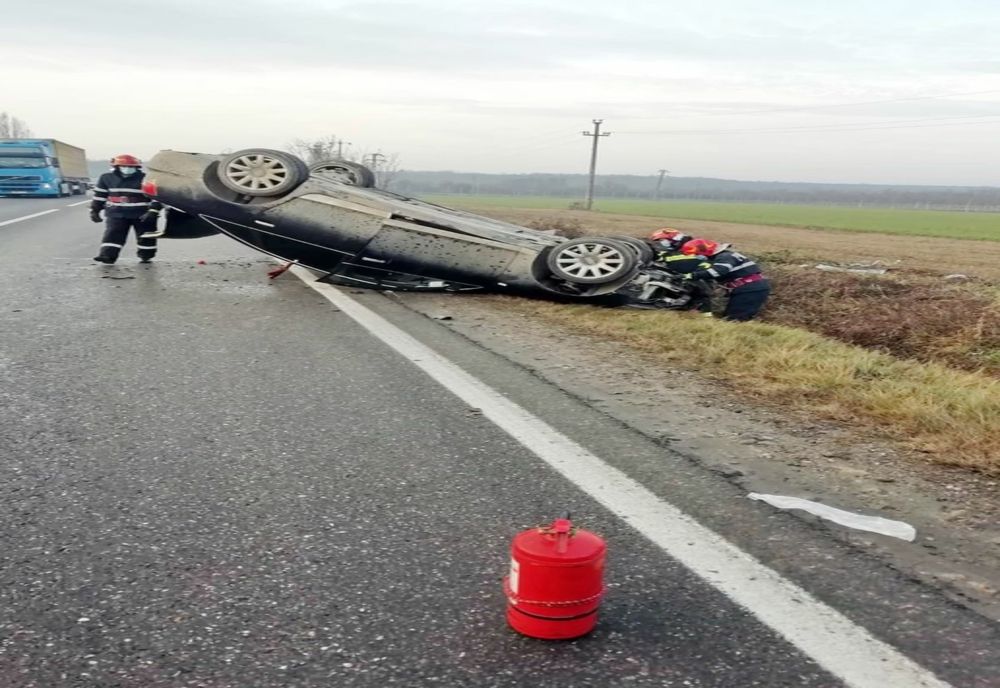 Accident pe DN 72, în Dâmbovița. O mașină s-a răsturnat pe carosabil