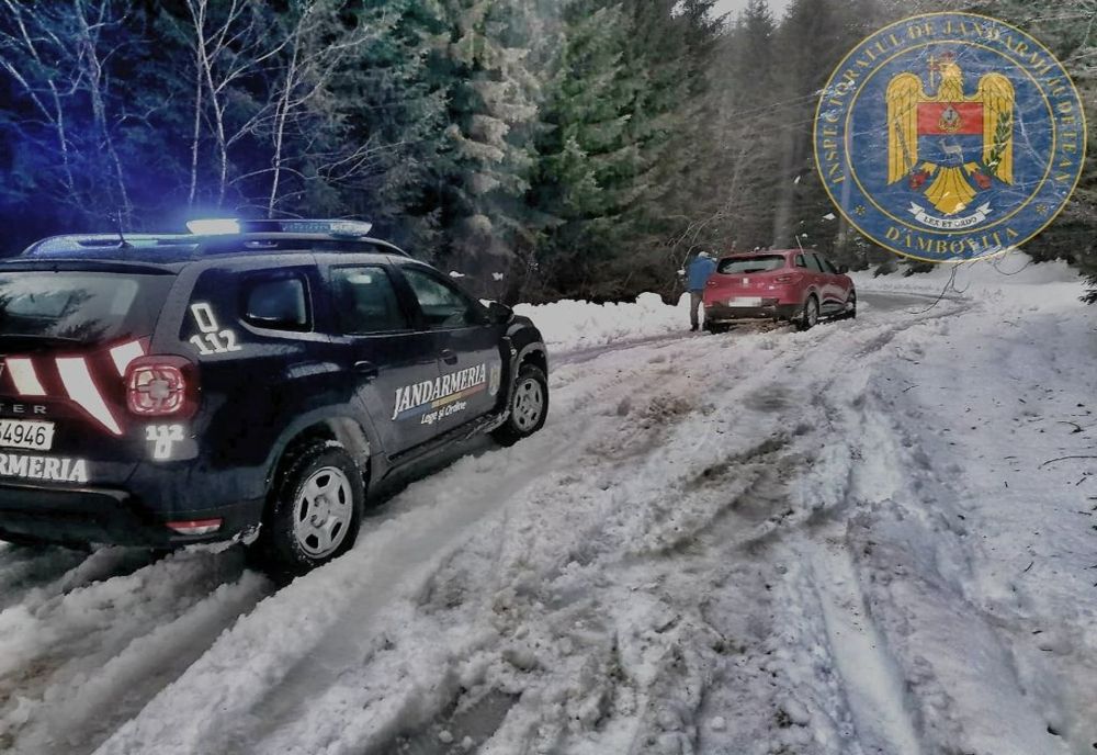 Turiști ajutați de jandarmii montani dâmbovițeni