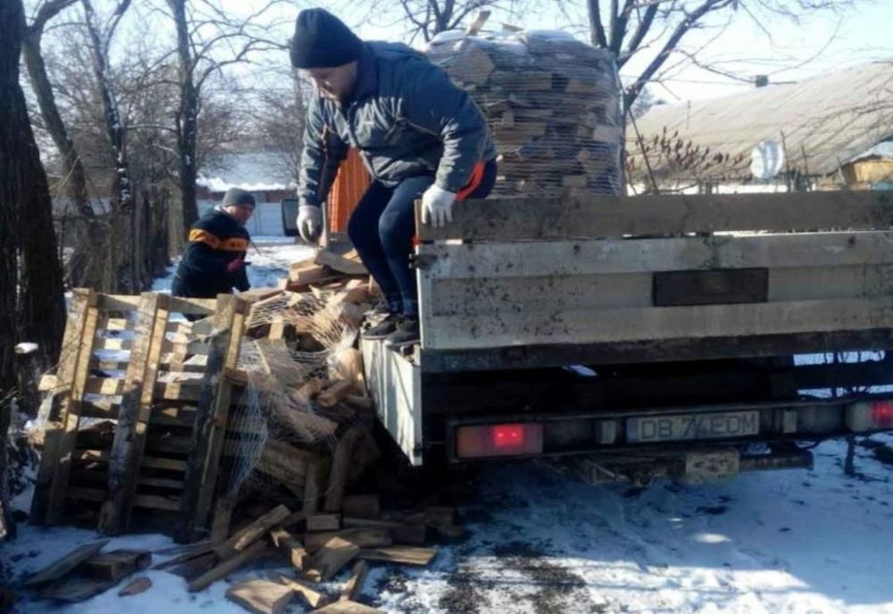 Lemne și bani oferite de Arhiepiscopia Târgoviște unor dâmbovițeni în mare nevoie 