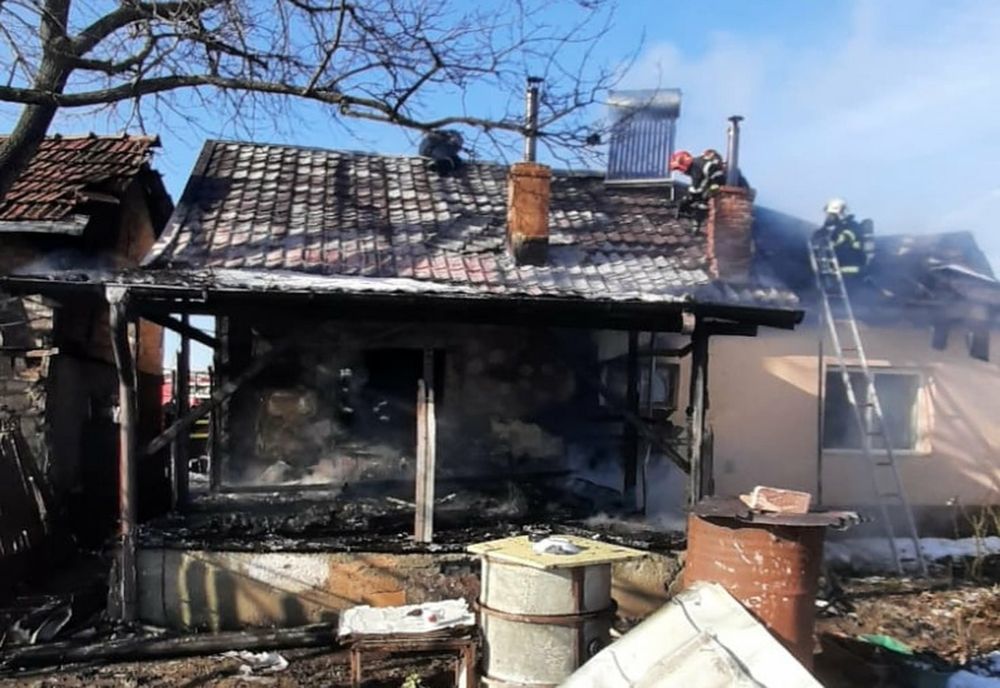 Incendiu violent în Târgoviște. Pompierii au intervenit cu două autospeciale de stingere