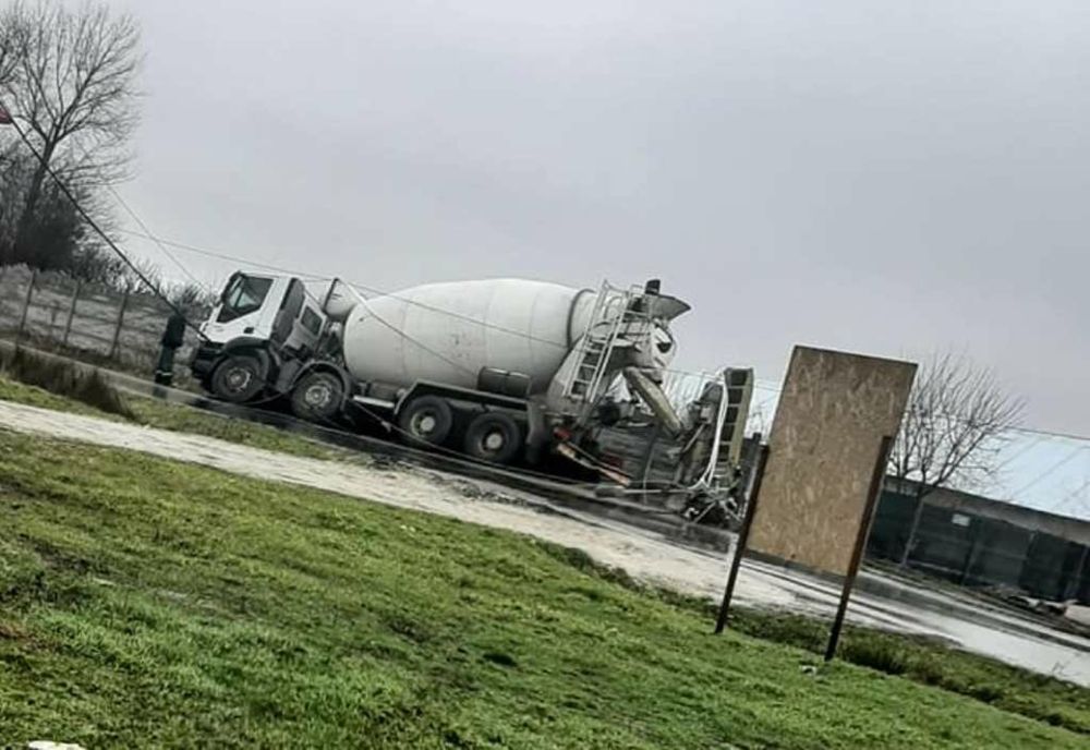 O betonieră a intrat într-un stâlp de tensiune, la Ghimpați