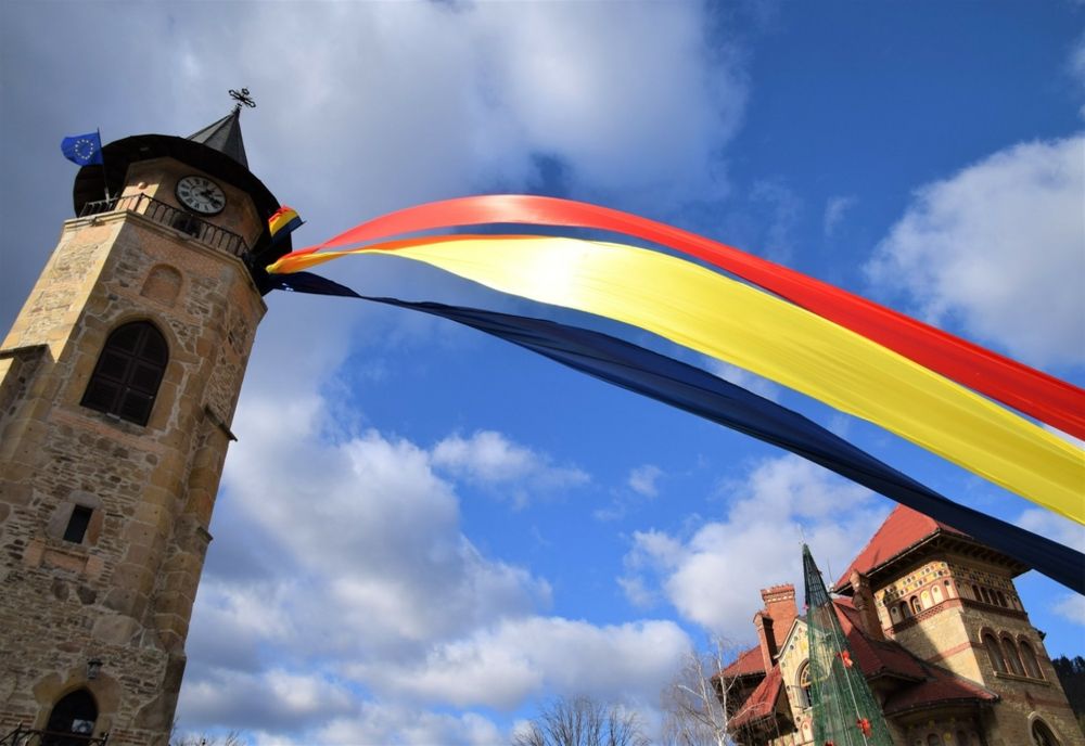 „Unirea face puterea” - manifestarea care va duce TRICOLORUL CĂLĂTOR de la Piatra-Neamț, pe Dealul Crucii, la Gura Ocniței, în județul Dâmbovița