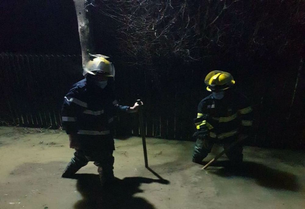 Inundații în județul Dâmbovița. Pompierii intervin