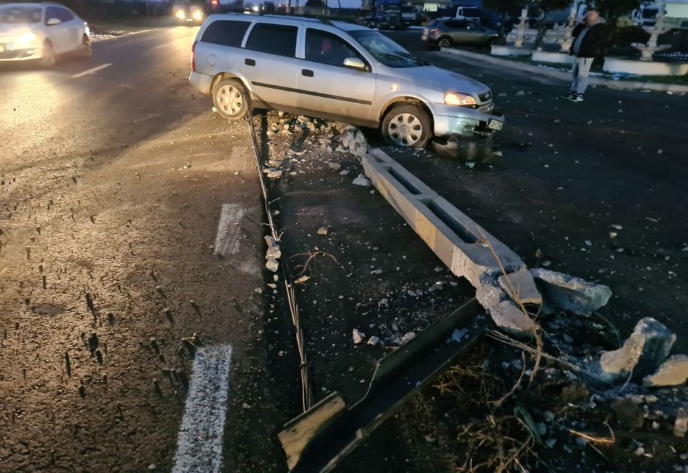 A intrat cu mașina într-un stâlp doborât de un alt șofer
