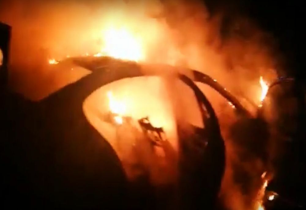 Momente cumplite pentru doi bărbați. Le-a luat foc mașina, în mers