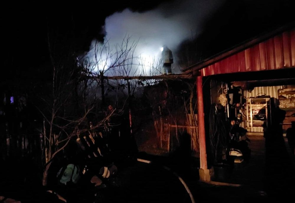 Trei case, cuprinse de flăcări, într-o singură noapte, în Dâmbovița