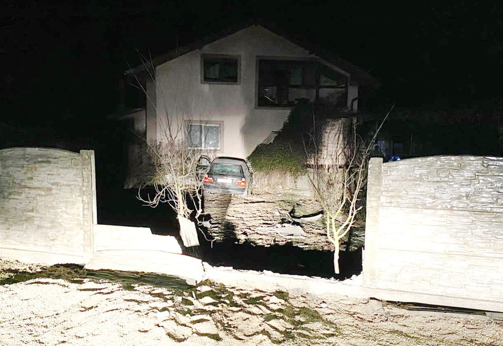 Un tânăr beat și fără permis a intrat cu mașina în gardul unei locuințe, în Dâmbovița