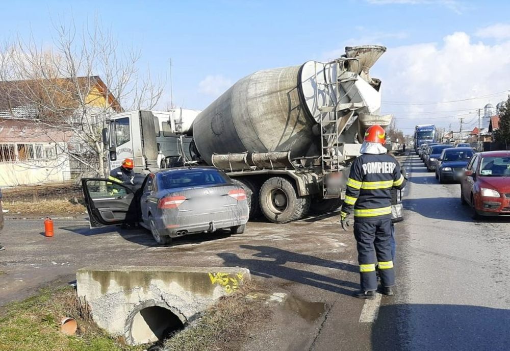 Impact puternic între o betonieră și un autoturism, în Dâmbovița