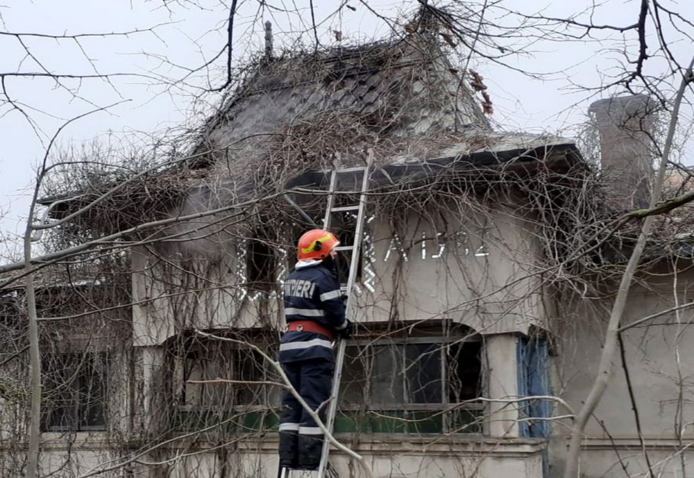 Incendiu în Șelaru. Podul unei case, cuprins de flăcări