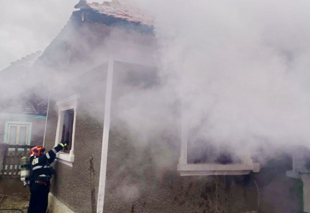 Casă în flăcări, în Dâmbovița. Două autospeciale de stingere au intervenit pentru stingerea incendiului