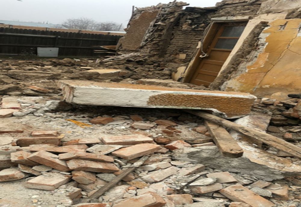 Bărbat din Dâmbovița, mort după ce a fost prins sub zidul unei case