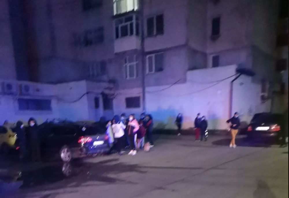 Locatarii unui bloc din Găești, evacuați din cauza mirosului puternic de gaz