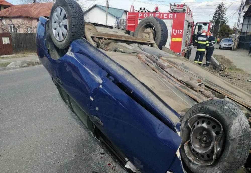 Dâmbovița. Femeie transportată la spital după ce s-a răsturnat cu mașina pe șosea