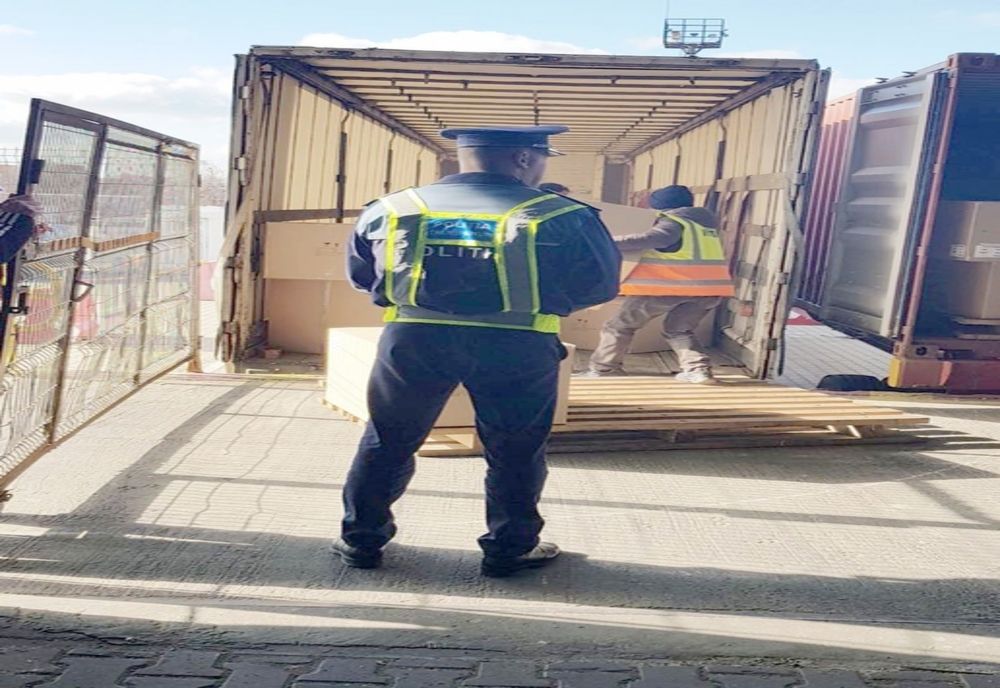 Acumulatori pentru laptop în valoare de 545.000 lei confiscați în Portul Constanța Sud