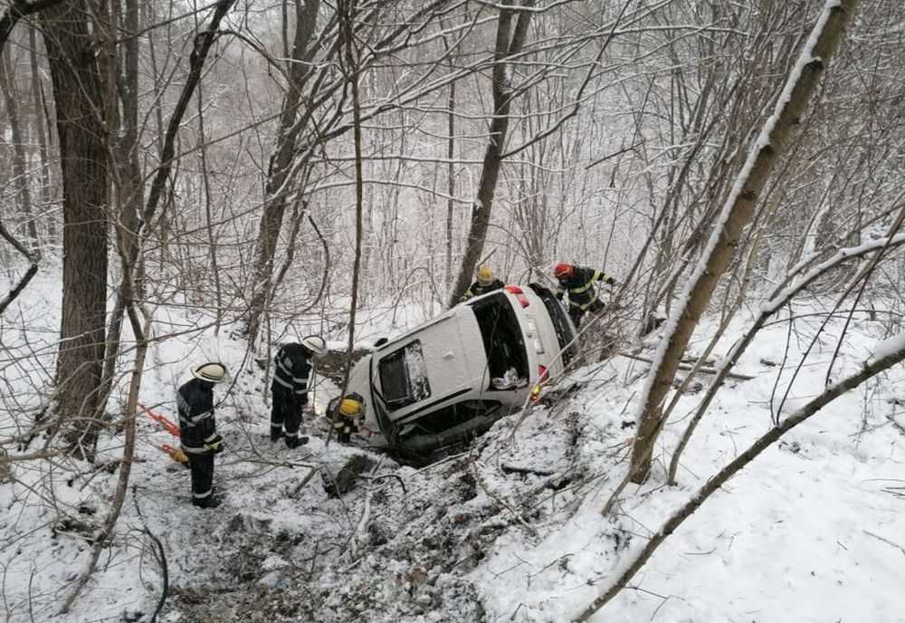 Accident rutier la ieșire din Moreni. Un autoturism a derapat și s-a răsturnat într-o pădure