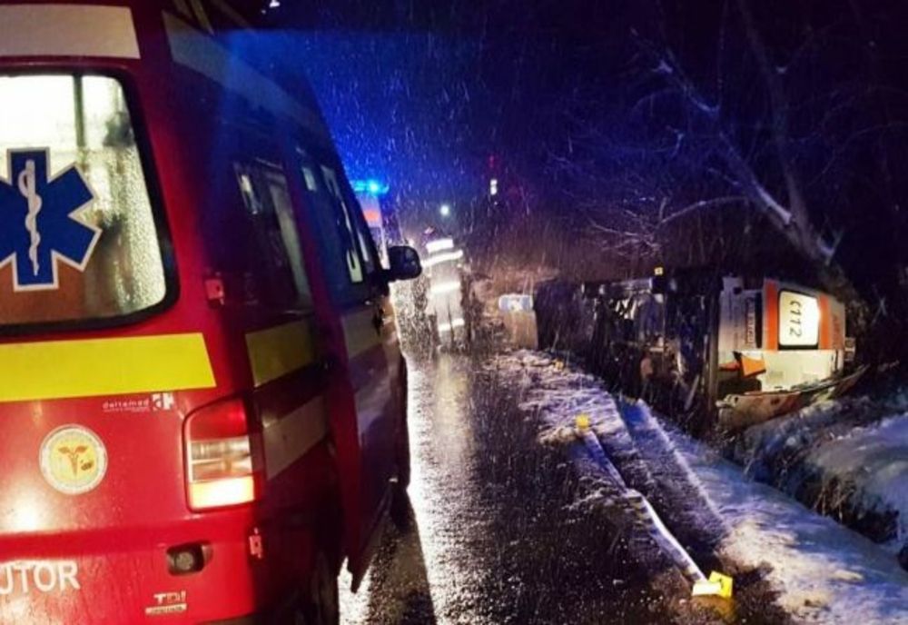 O ambulanță care transporta o gravidă s-a răsturnat în șanț