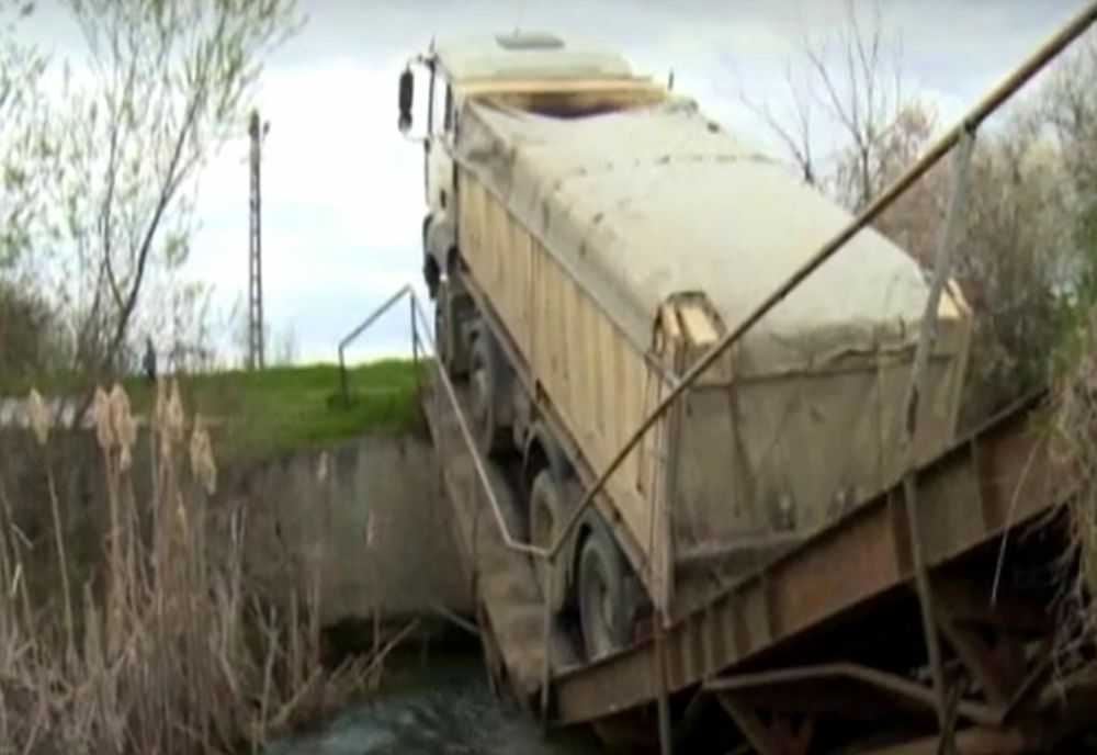 Un camion plin cu pietriș a rupt un pod. GPS-ul i-a arătat șoferului traseul greșit