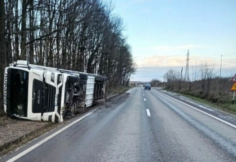 Un tir plin cu ţigări s-a răsturnat pe DN 72, în Dâmbovița