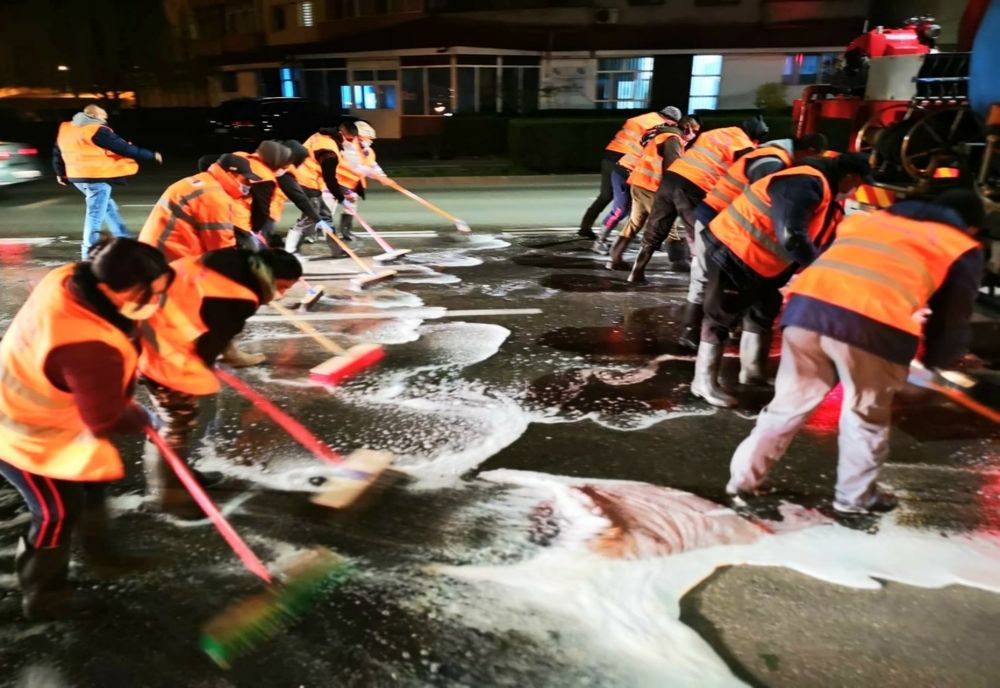 Străzile din Târgoviște, spălate cu detergent special