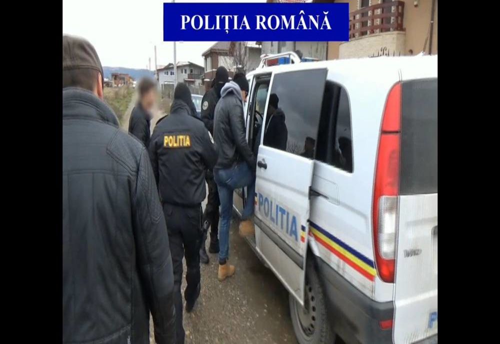 Bărbați din Dâmbovița, acuzați de lipsirea de libertate a unei tinere, arestați preventiv