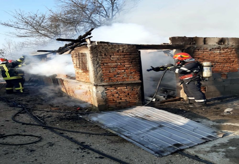 Casă din Zăvoiu, salvată de pompieri din calea flăcărilor