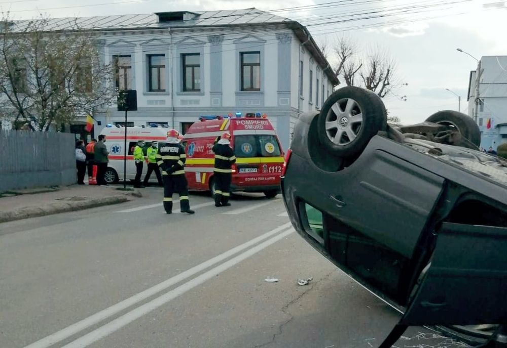 O mașină s-a răsturnat pe plafon în Târgoviște. Două persoane au fost rănite