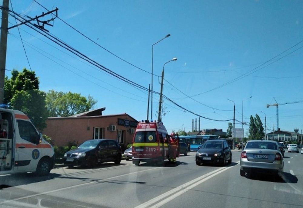 Coliziune între două autoturisme, în Târgoviște. O persoană a fost rănită