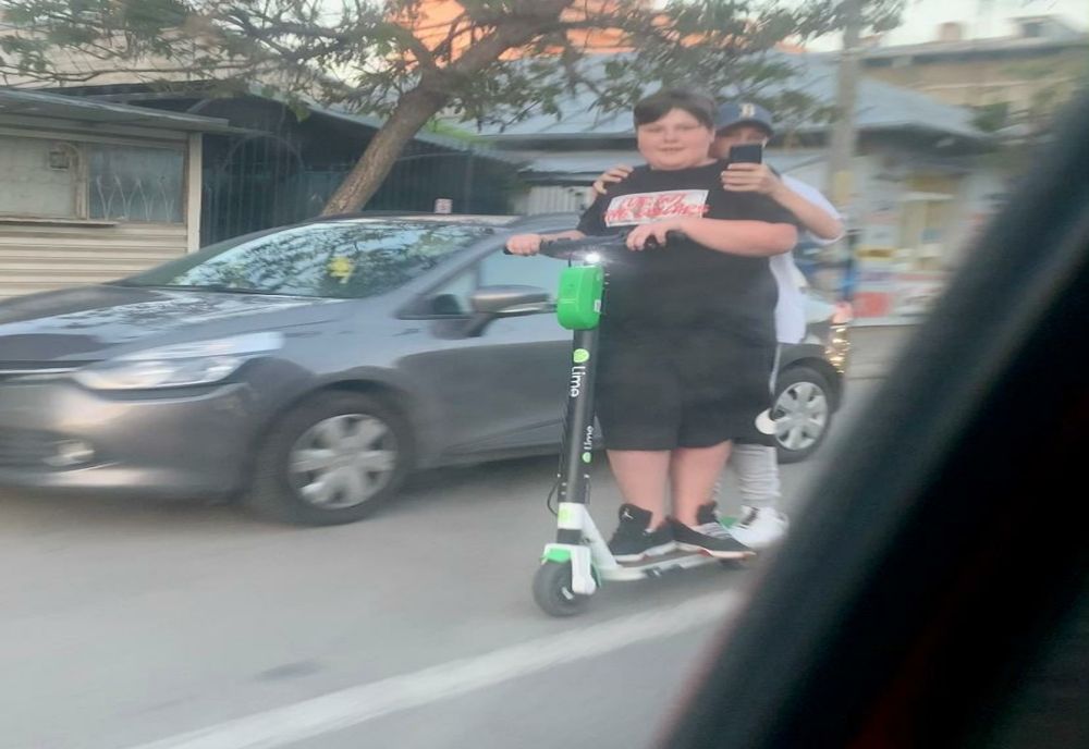 Mai mulți tineri din Târgoviște s-au filmat în timp ce se plimbau cu trotinetele electrice fără să respecte semnele de circulație!