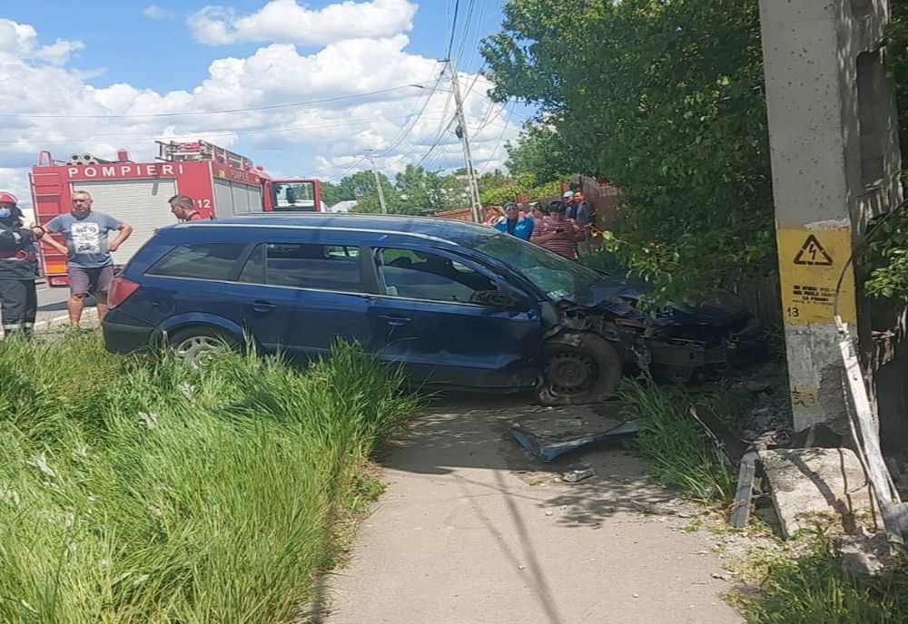 Dâmbovița. O femeie de 46 de ani a intrat cu mașina într-un cap de pod