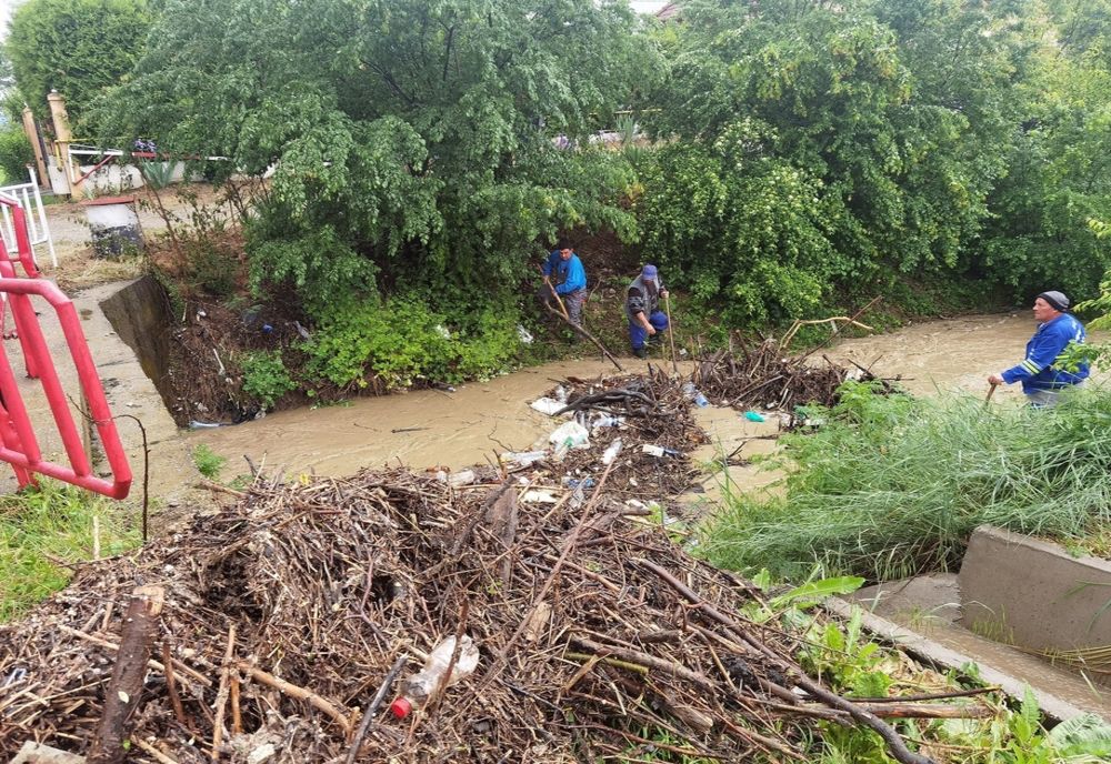 O alunecare de teren produsă din cauza ploilor a distrus drumul și amenință mai multe locuințe