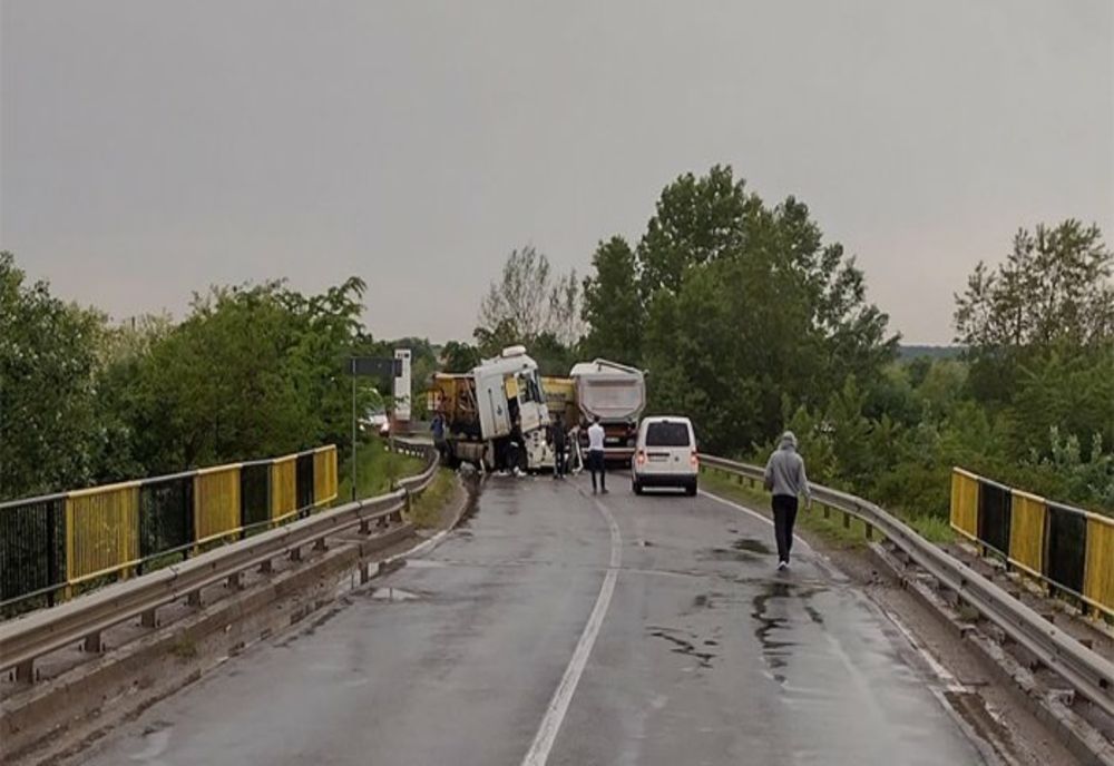 Două TIR-uri s-au lovit frontal, pe DN 1A, în Dâmbovița
