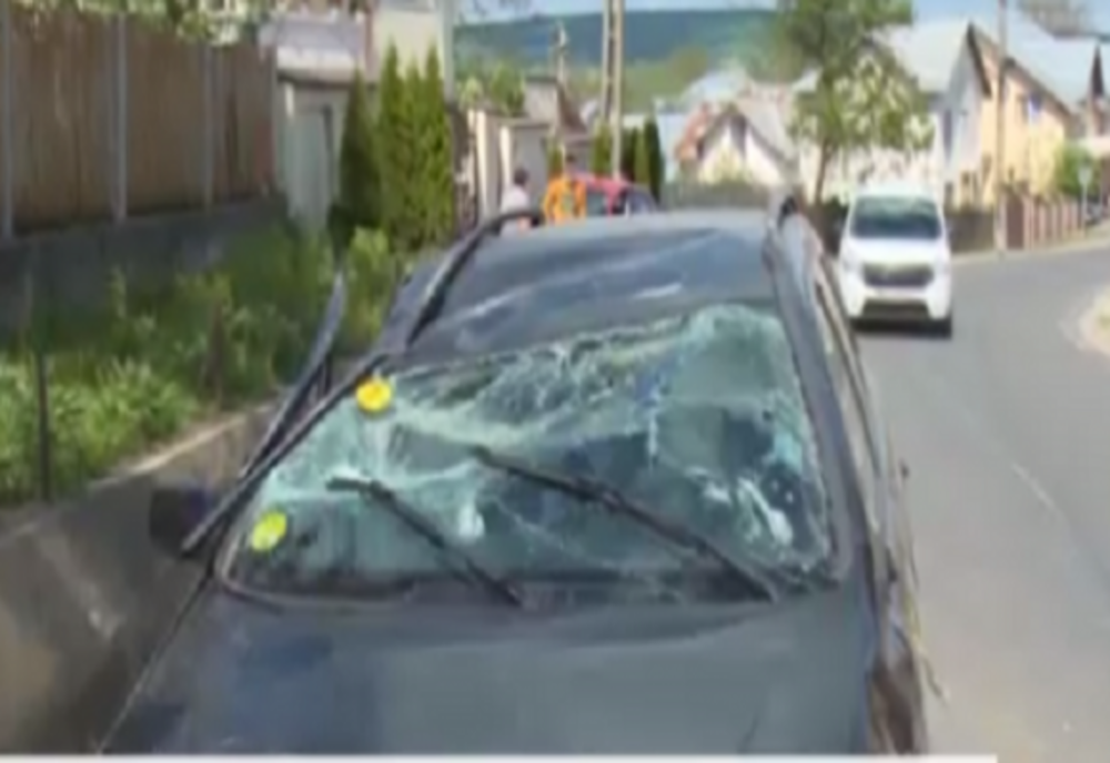 Doi copii au fost răniți după ce mama lor a provocat un accident rutier. Femeia e șoferiță începătoare 