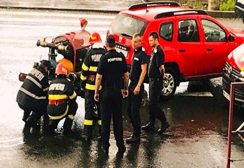 Pompierii din Dâmbovița, în sprijinul colegilor din Vrancea pentru evacuarea apei din zonele inundate