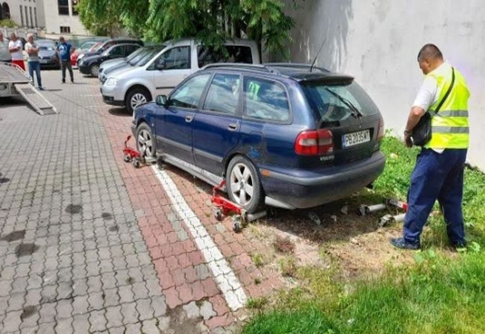 100 de mașini abandonate pe domeniul public, ridicate de Primăria Târgoviște