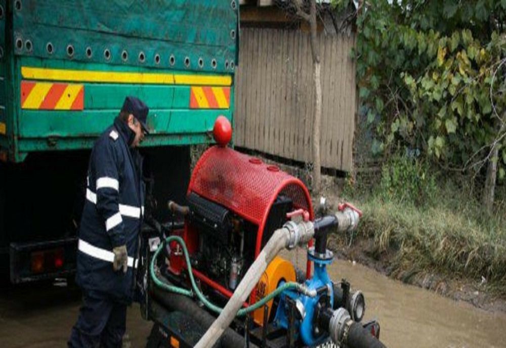 Două case și trei curți au fost inundate în Dâmbovița