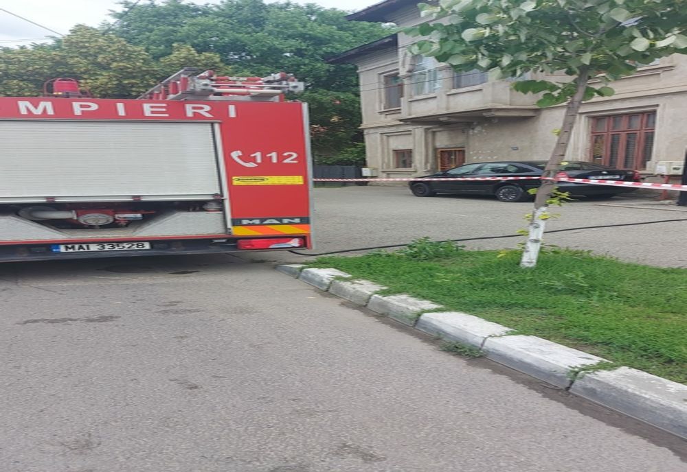 Miros puternic de gaze pe o stradă din Găești. Au intervenit pompierii 
