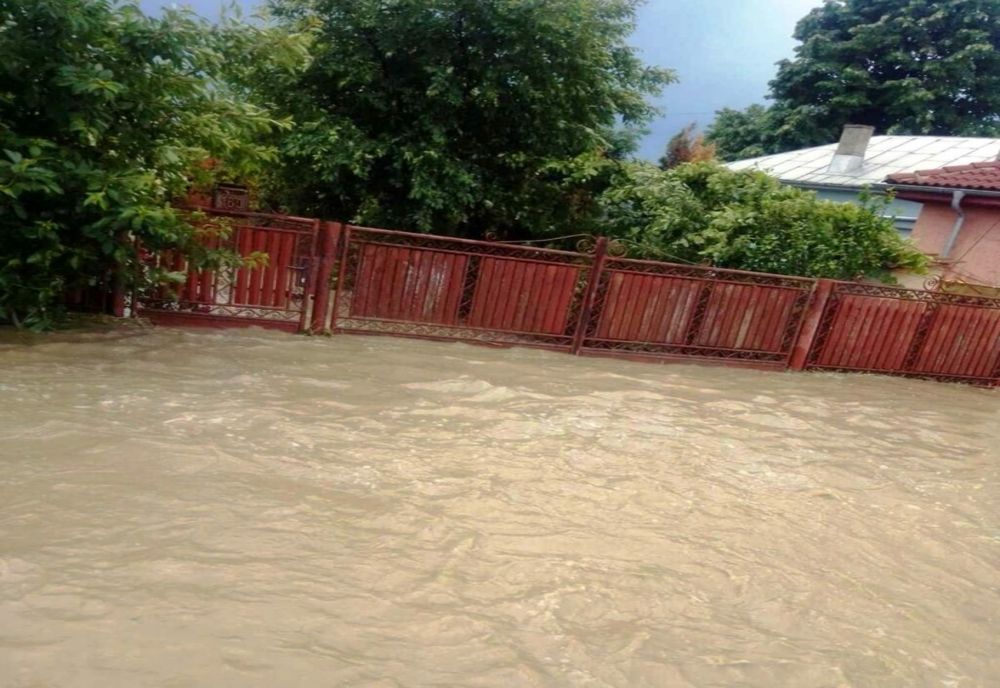 Zeci de gospodării din Dâmbovița, afectate de inundații