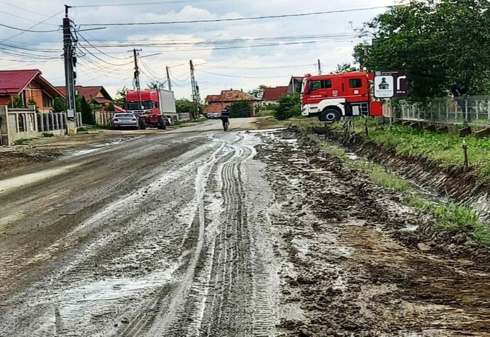 Inundație pe o porțiune din Drumul Național 72 A, în Dâmbovița