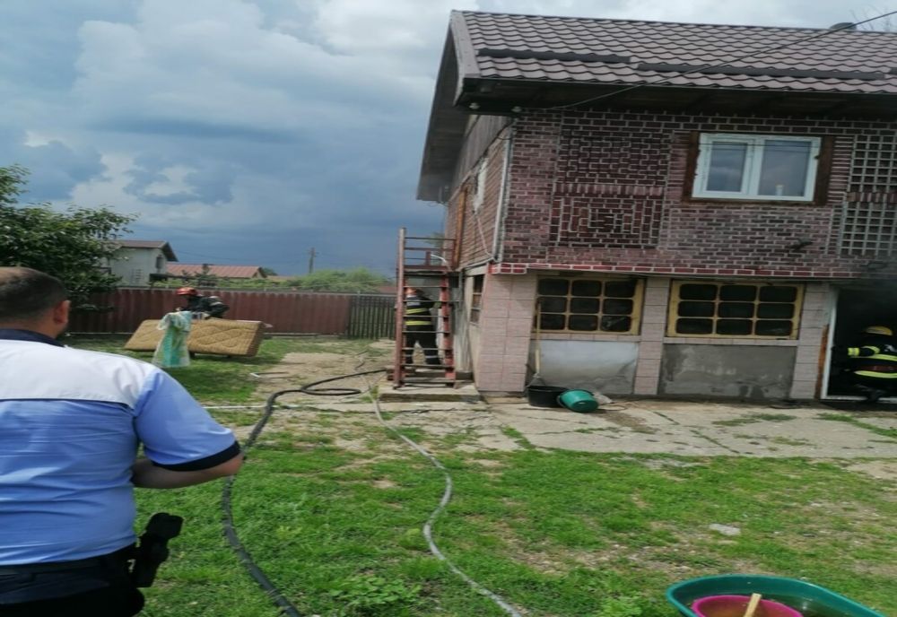 Incendiu puternic la o locuință din localitatea Petrești! Pompierii au intervenit prompt pentru lichidarea pericolului